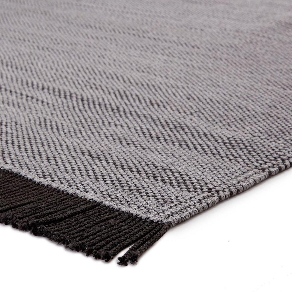 Savvy Handmade Indoor/Outdoor Solid Gray & Black Area Rug