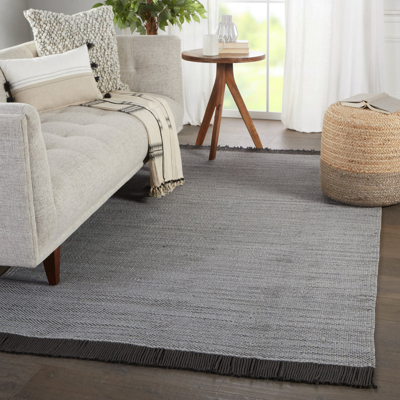 Savvy Handmade Indoor/Outdoor Solid Gray & Black Area Rug